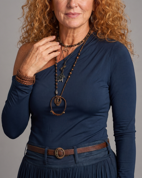 ניטרה | טופ מותאם עם כתף אחת וחצאית מקסי עם קפלים
