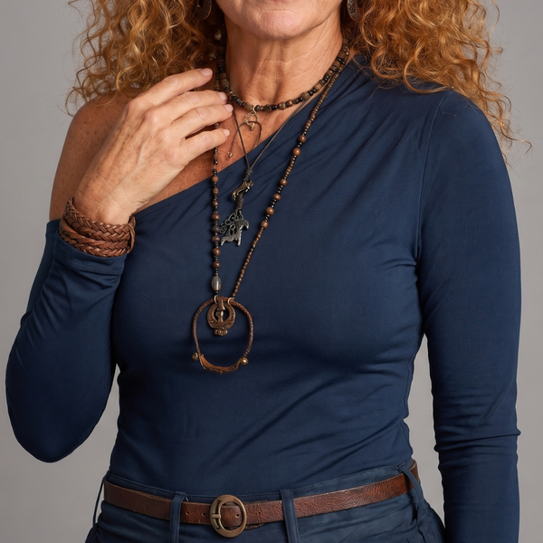 ניטרה | טופ מותאם עם כתף אחת וחצאית מקסי עם קפלים