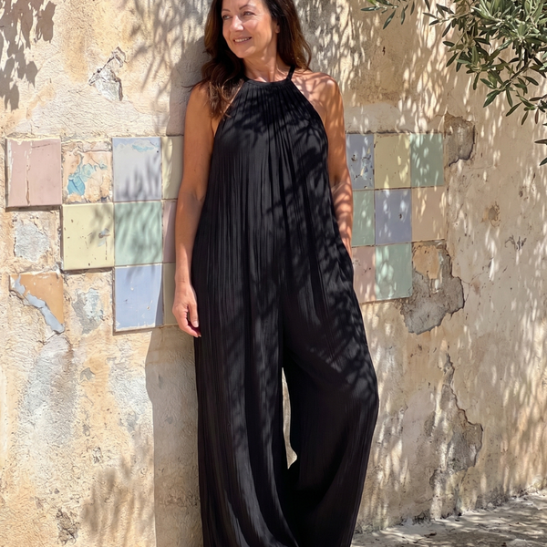 סילברה | ג'אמפשוט עם צווארון הולטר ורגליים רחבות